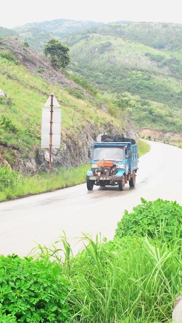 小货车在崎岖的山路上拉煤视频的预览图