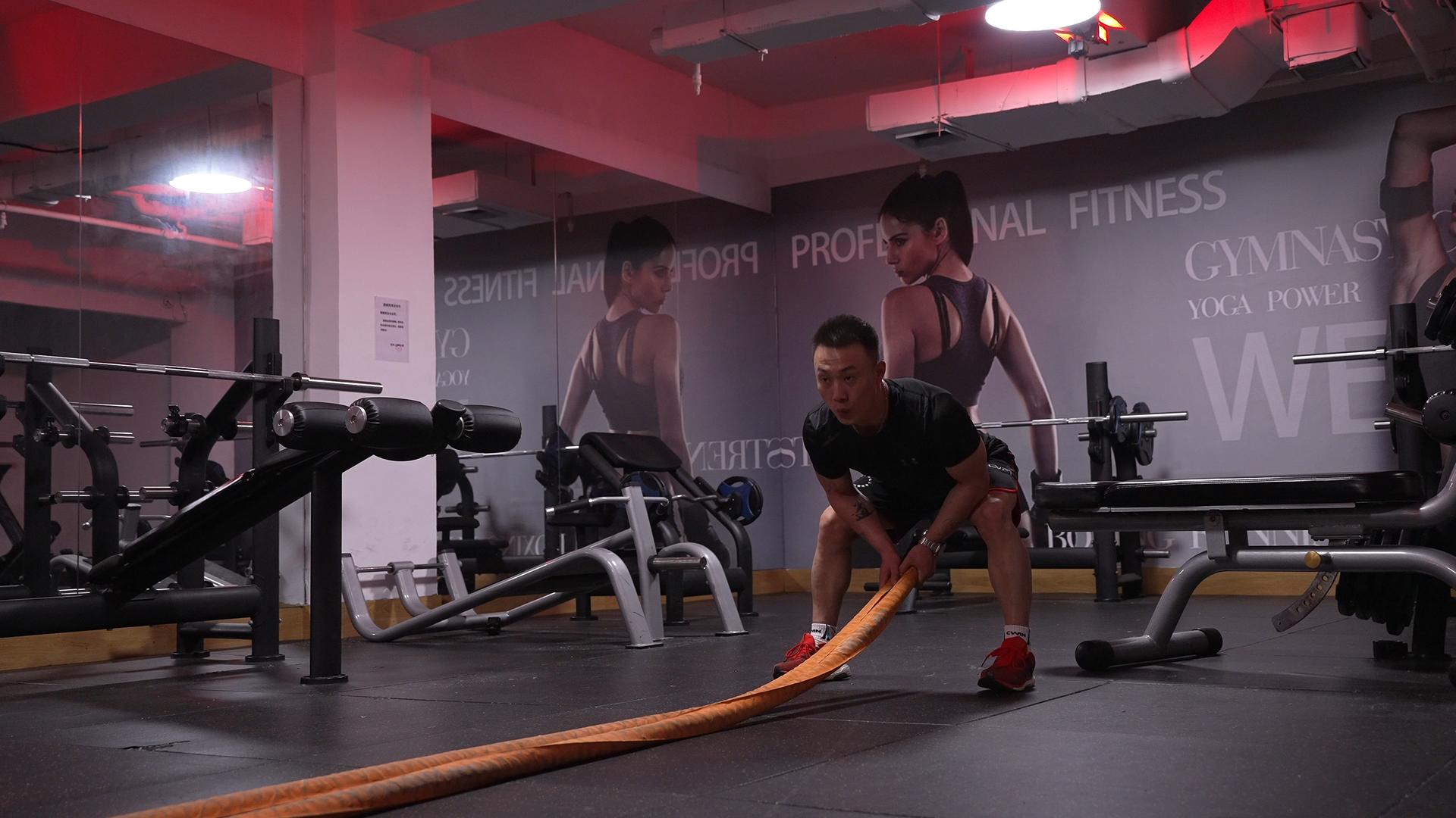 4K健身房里的男性做战绳训练视频的预览图