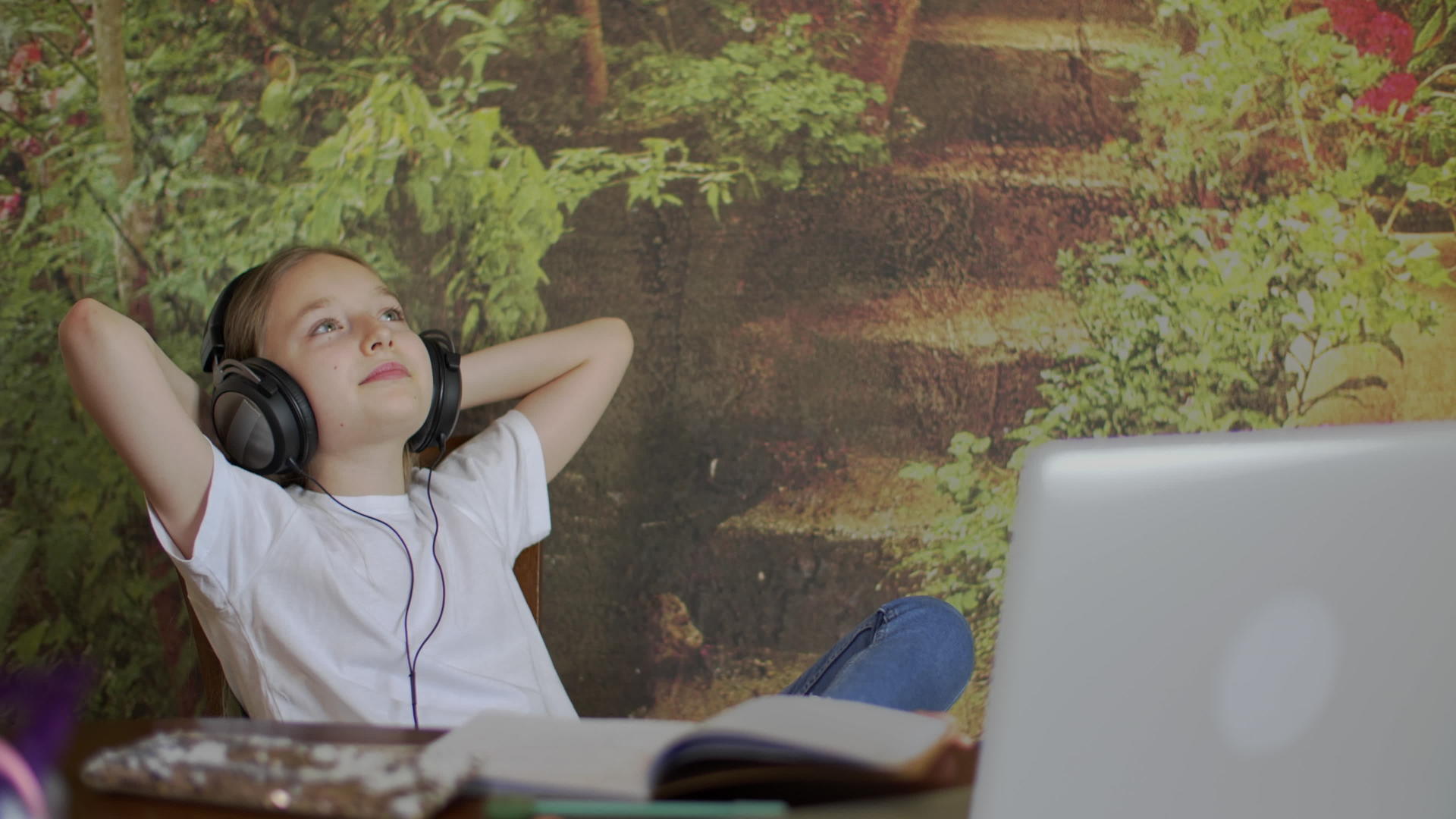 快乐的年轻女孩享受音乐坐在家里的椅子上休息视频的预览图