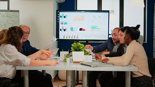 男性领导人坐在桌子上指着数字互动白板视频的预览图