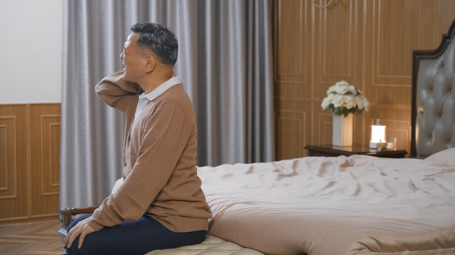 4k老年男性肩颈痛颈椎病生病视频的预览图