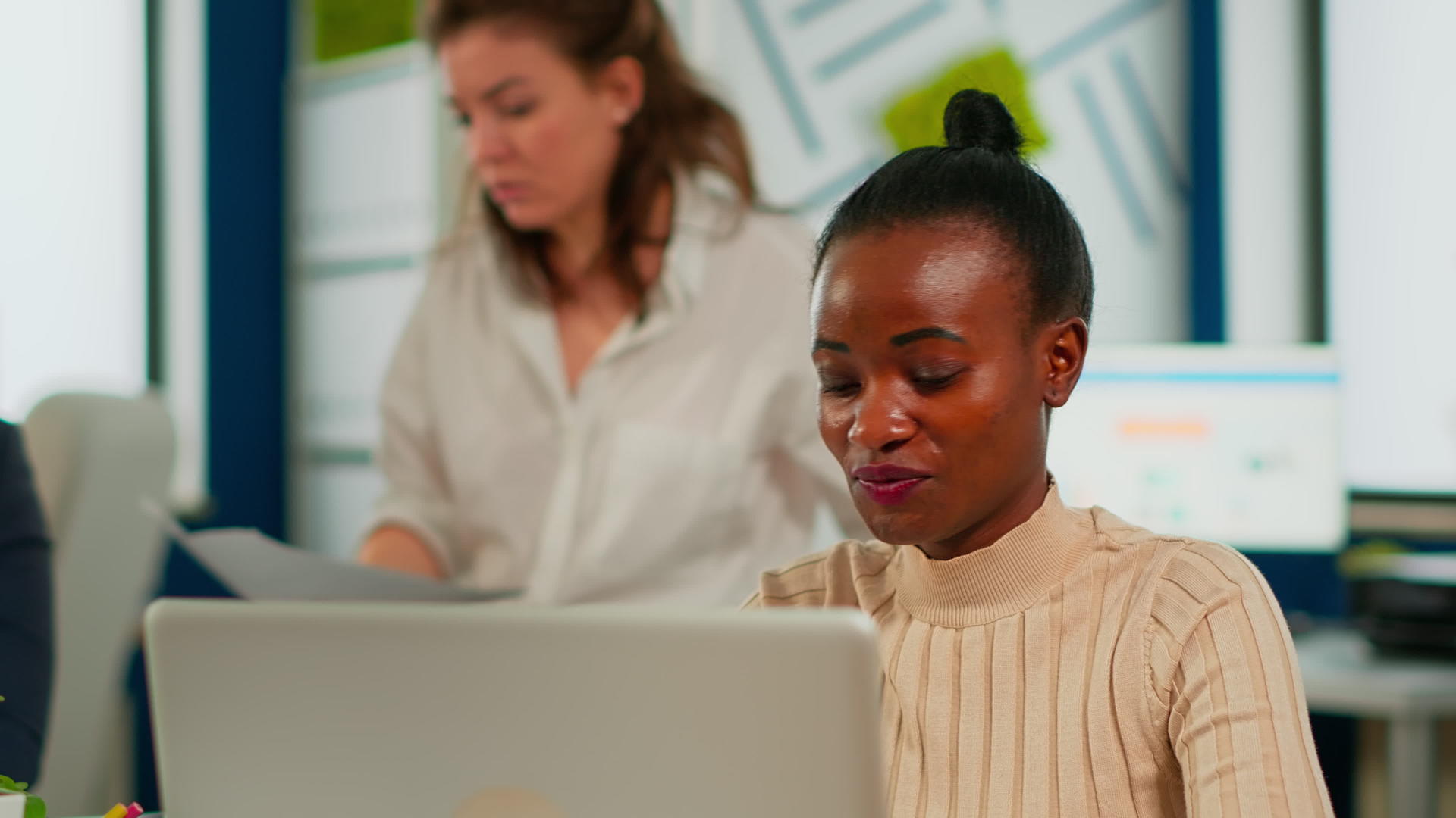 AfricanBusiness女性在笔记本电脑上阅读视频的预览图