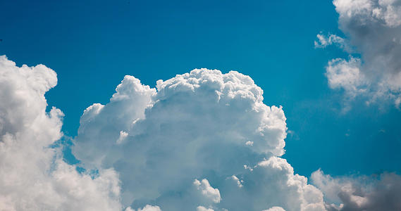 翻腾的云朵高清蓝天白云4K延时视频素材视频的预览图