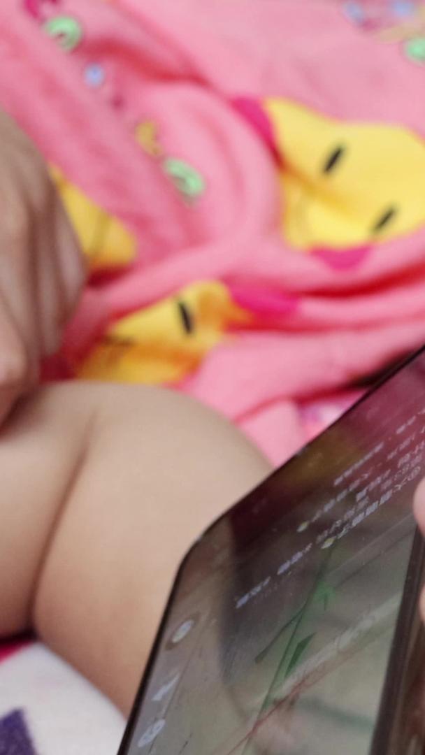 孩子躺着看手机危害身心健康实拍视频的预览图