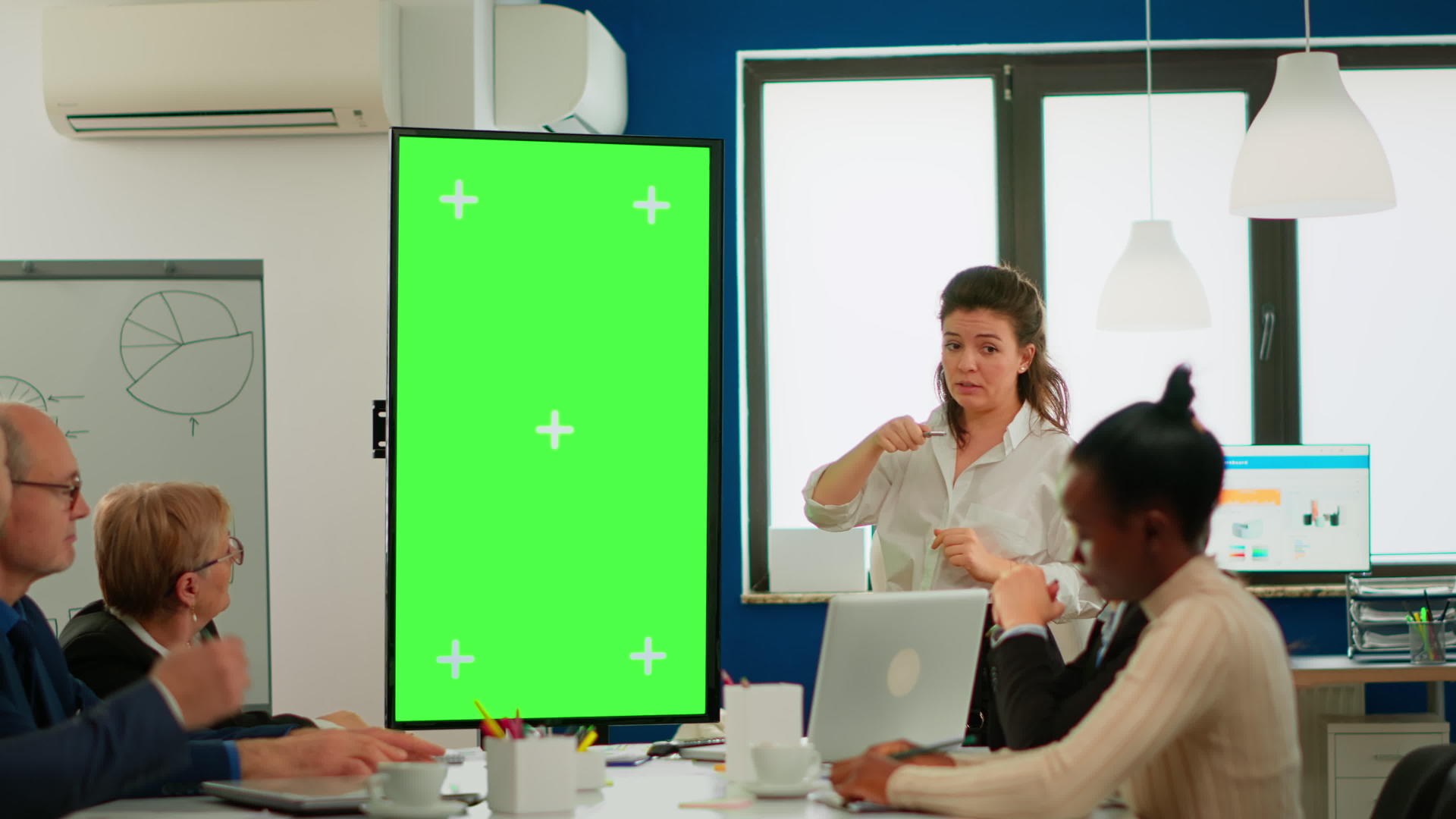 实干领导站在绿屏展台展示的会议室里视频的预览图