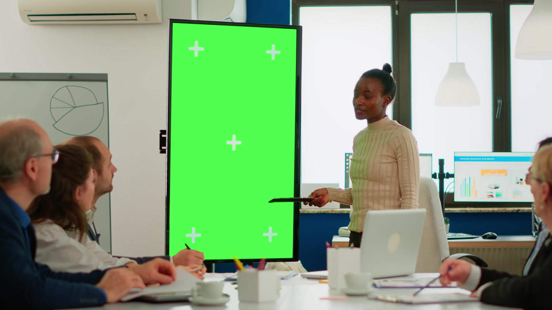 分析非洲女商人指向绿屏显示器的年度报告视频的预览图