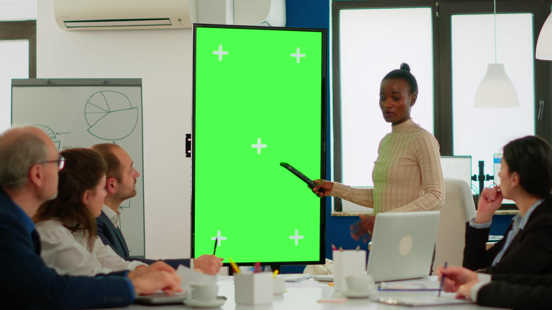 参与开办办公室的多元化女性通过绿屏讨论策略视频的预览图