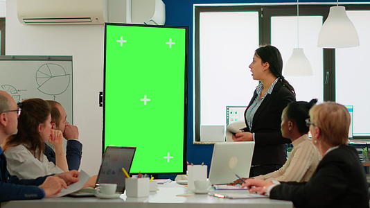 公司员工正在为大家举办年终总结报告视频会议视频的预览图