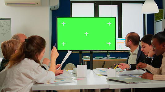 绿色模拟屏幕在公司办公室会议室tv竖立绿色模拟屏幕视频的预览图