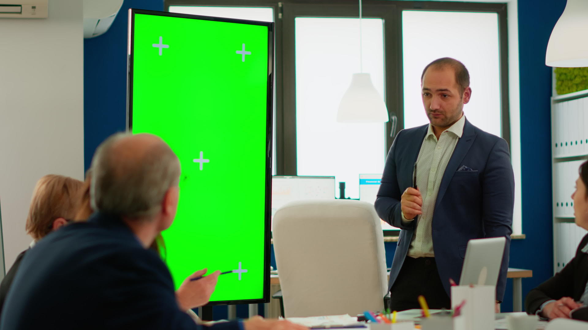 公司领导青年男性领导使用绿屏提出财务战略；视频的预览图