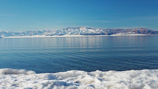 冬季赛里木湖蓝水面视频的预览图