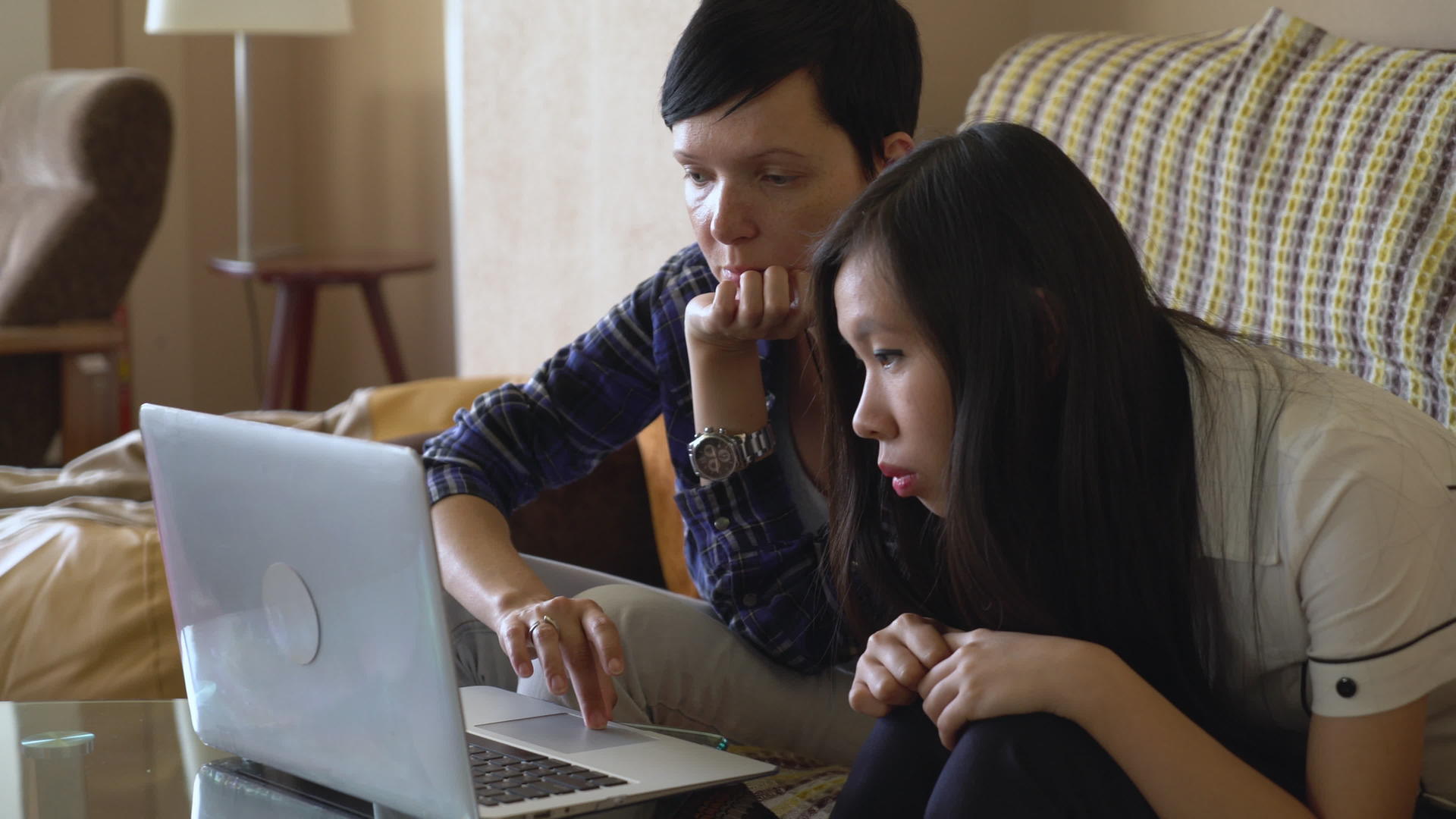 两名妇女在家与笔记本电脑一起工作视频的预览图