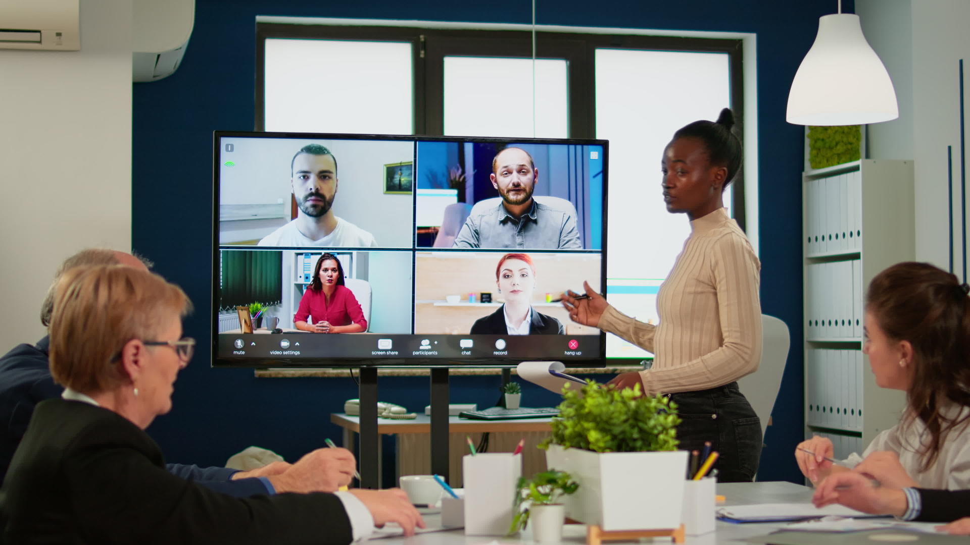 黑人经理的女性在视频通话中与远程同事交谈视频的预览图