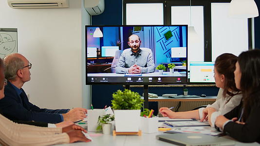 经理和同事使用视频通话进行虚拟会议对话视频的预览图