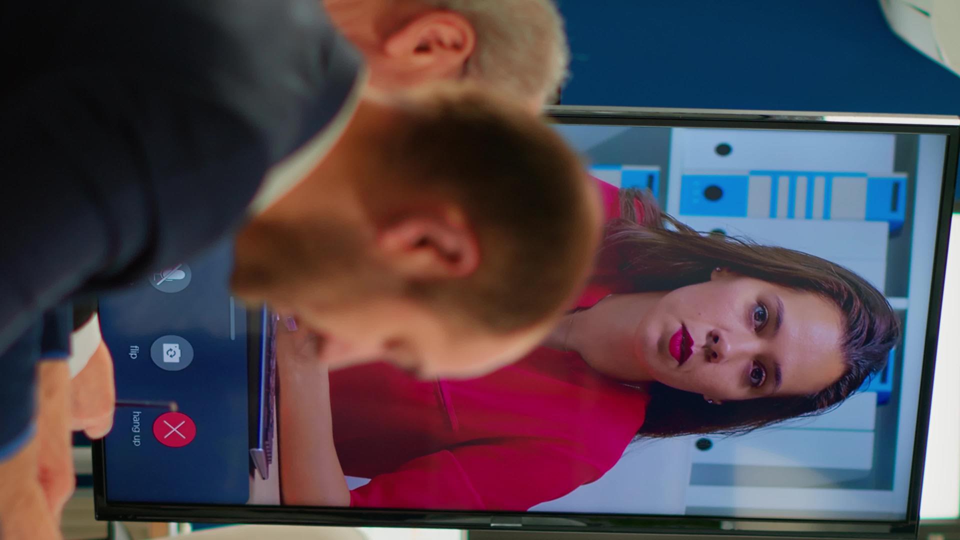 在虚拟商业视频展示期间年轻人在相机上发言视频的预览图