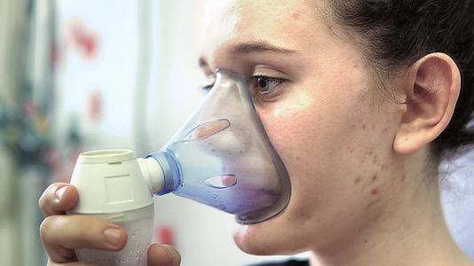 患有哮喘的女孩脸上戴着口罩视频的预览图