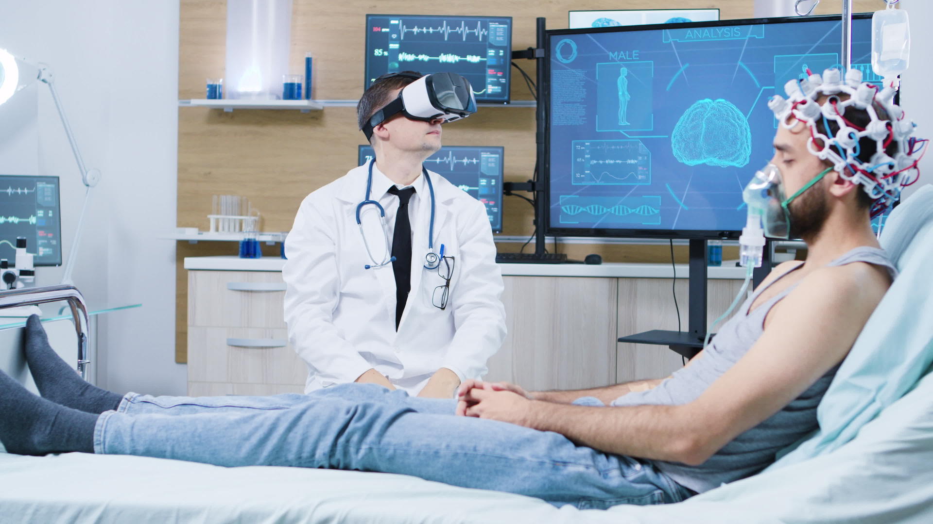 医生戴着虚拟现实护目镜在现代大脑分析设施中视频的预览图