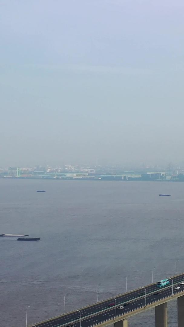 江苏苏通大桥航拍长江上的大桥视频的预览图