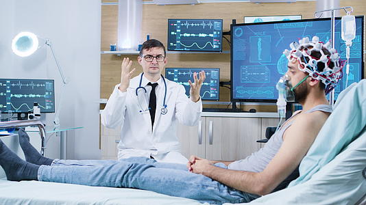 患者坐在大脑研究设施的床上视频的预览图