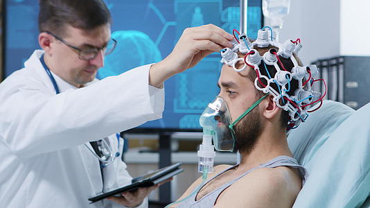 在现代大脑研究设施中医生看着平板电脑视频的预览图