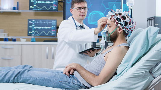 医生调整患者的脑传感器视频的预览图