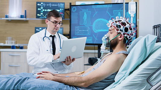 医生在现代设施中使用笔记本电脑进行大脑分析视频的预览图