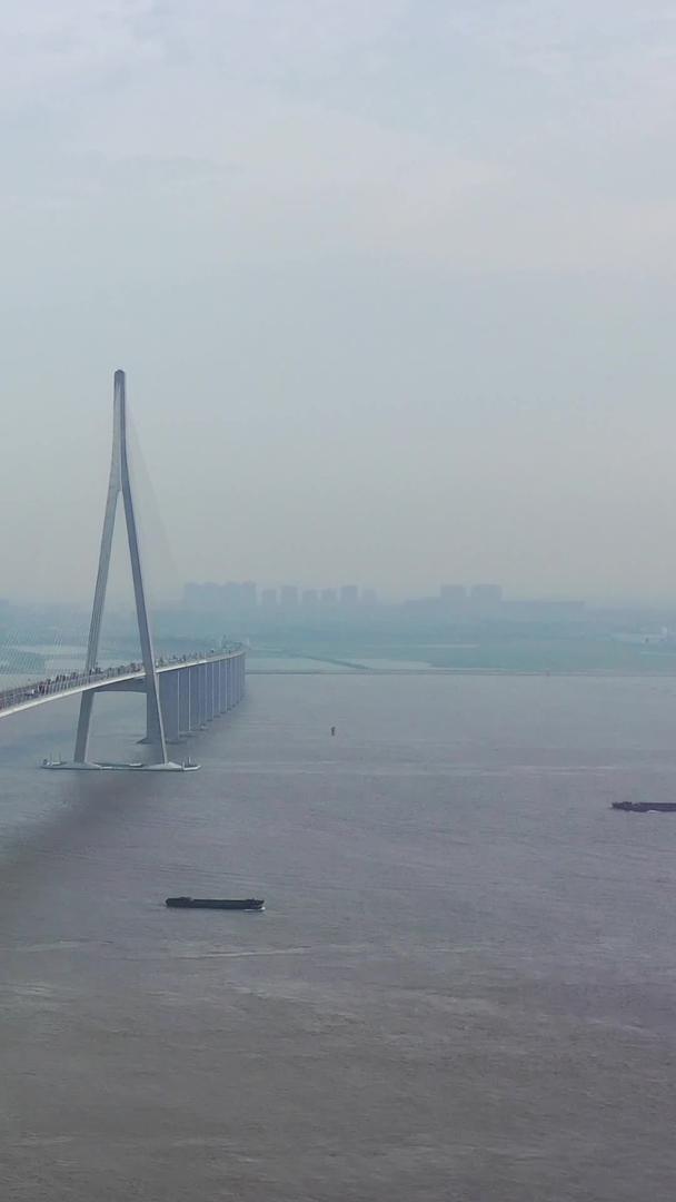 江苏苏通大桥航拍长江上的大桥视频的预览图