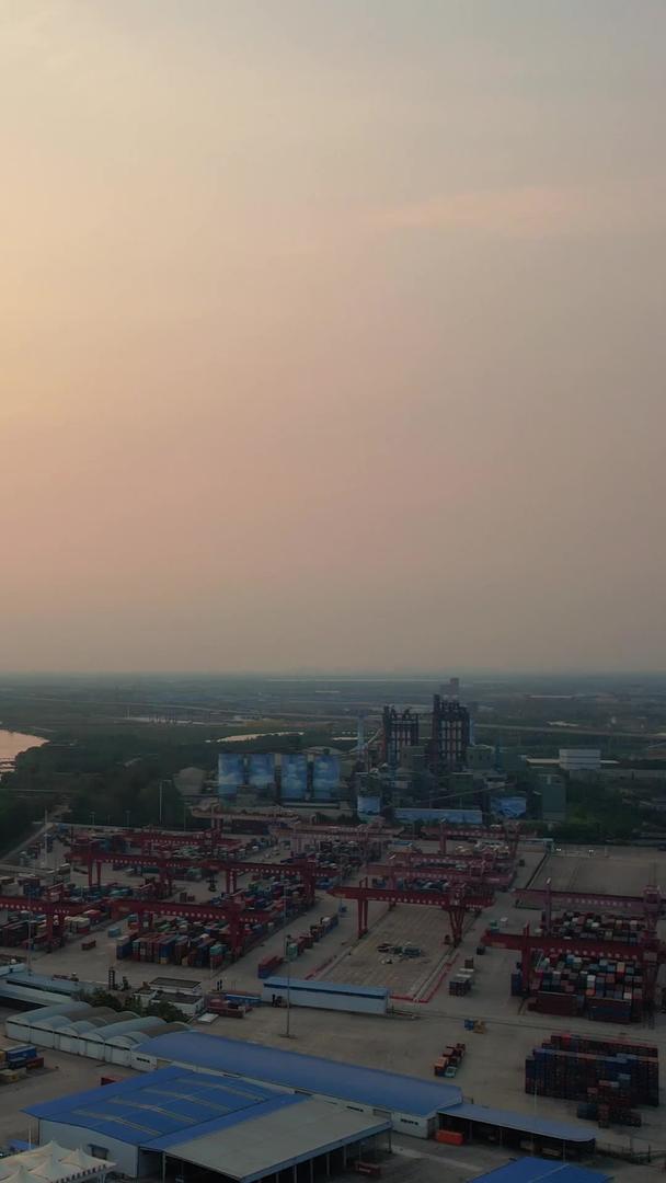 航拍城市物流码头长江港口货运集装箱材料视频的预览图