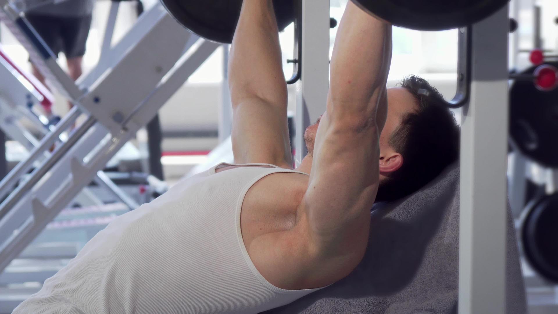帅帅的肌肉男在健身房做长椅压板视频的预览图