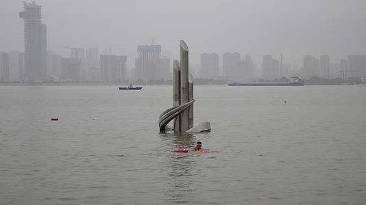 长江中下游防汛期间淹过警戒水位标识的江水城市内涝素材视频的预览图