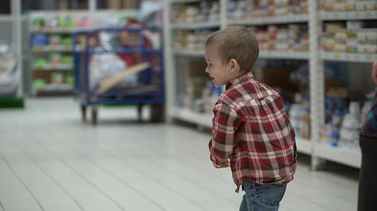 儿童在商店或超市购买婴儿食品视频的预览图