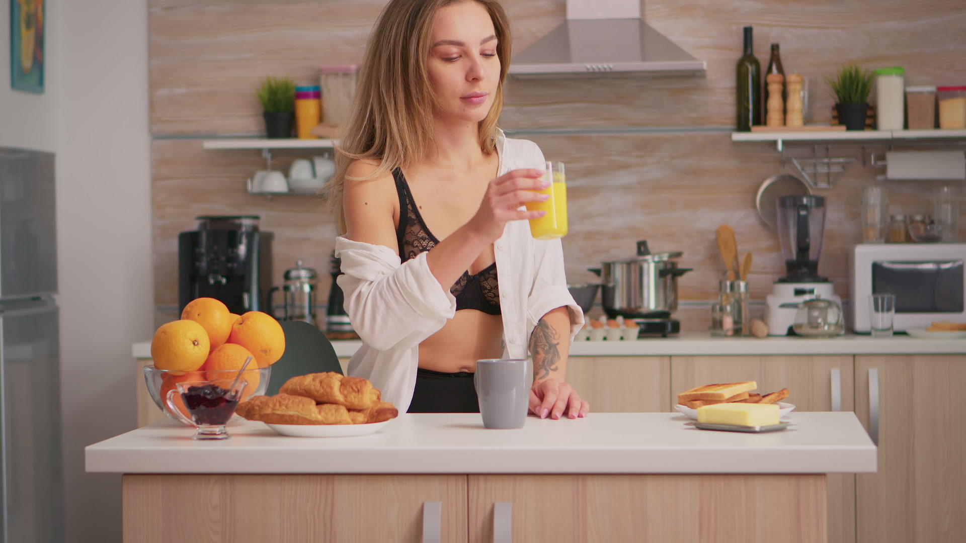 性感女性早起喝果汁视频的预览图