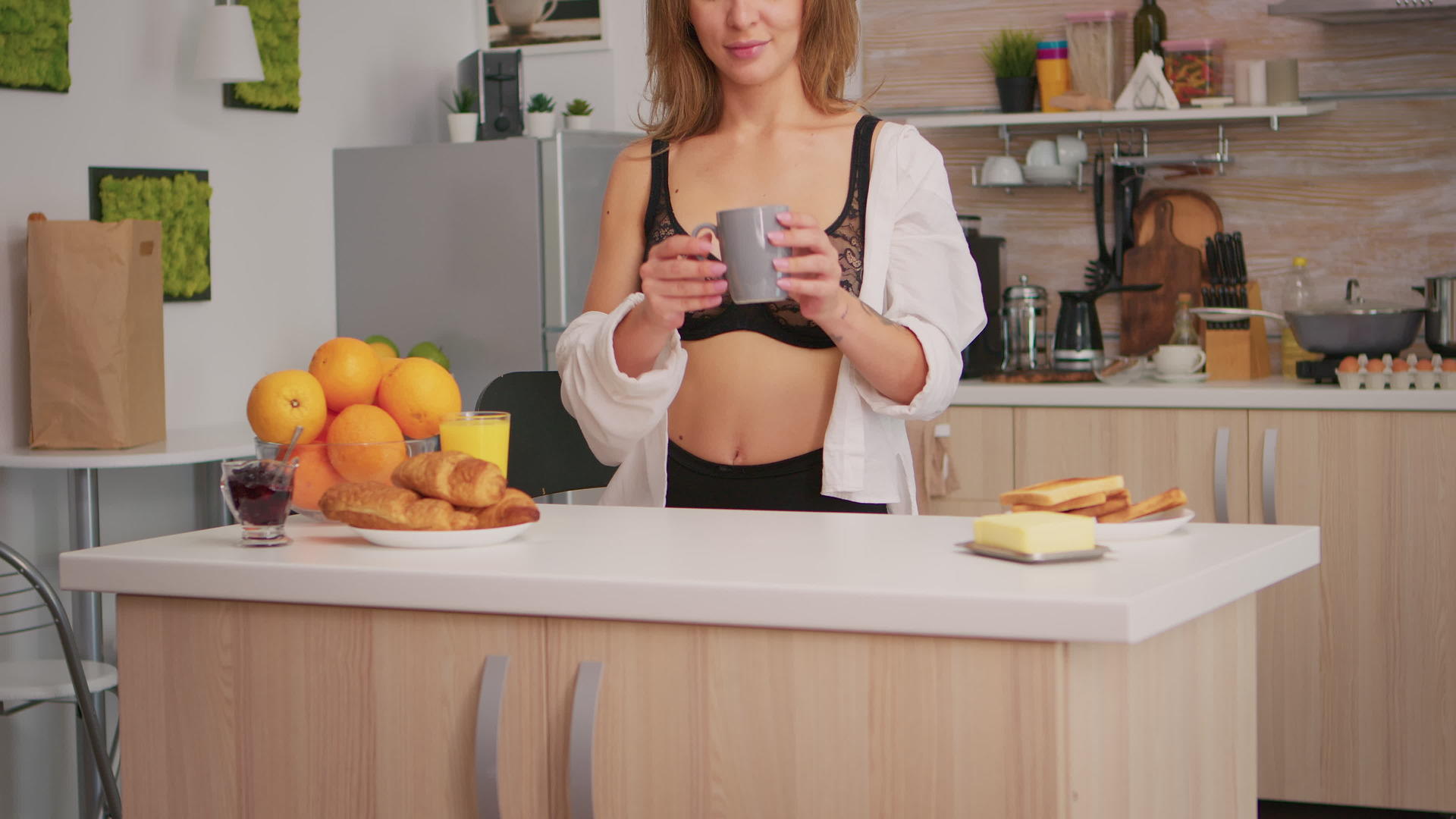 女人穿着内衣喝着咖啡视频的预览图