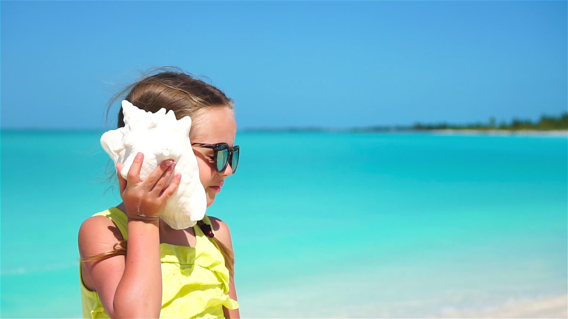 一个可爱的小女孩有着大贝壳的背景视频的预览图