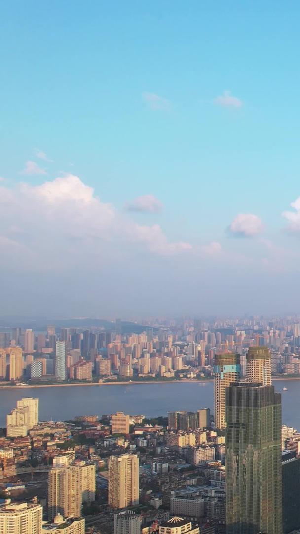 航拍城市蓝天白云天空地标天际线江景视频的预览图
