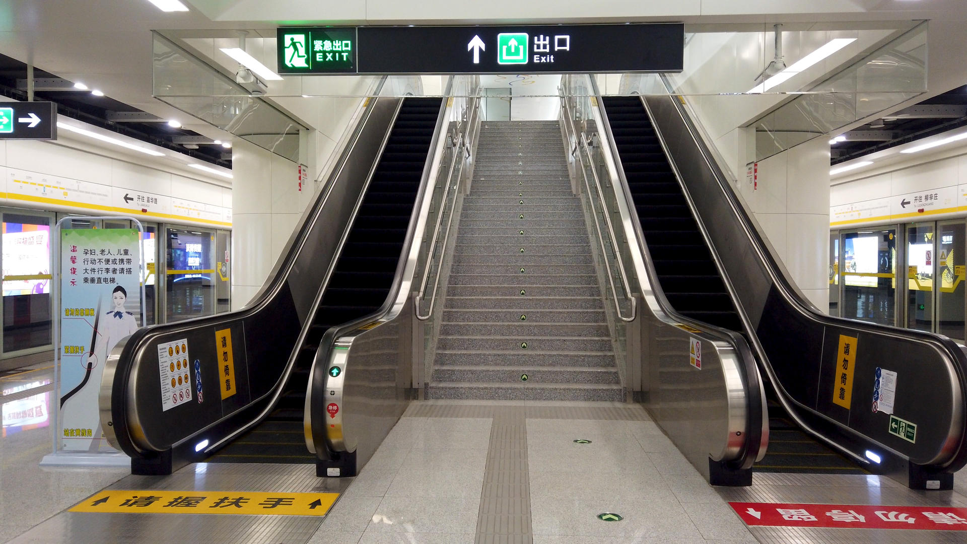 4K拍摄地铁站扶梯【该视频无肖像权，请勿商用】视频的预览图