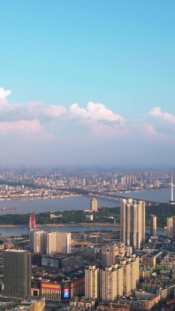 航拍城市蓝天白云天空地标天际线江景视频的预览图