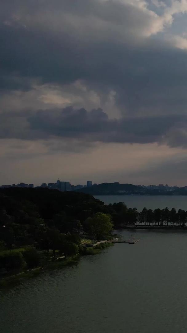 航拍湖北5A级旅游东湖景区夕阳落日天空绿道街景素材视频的预览图