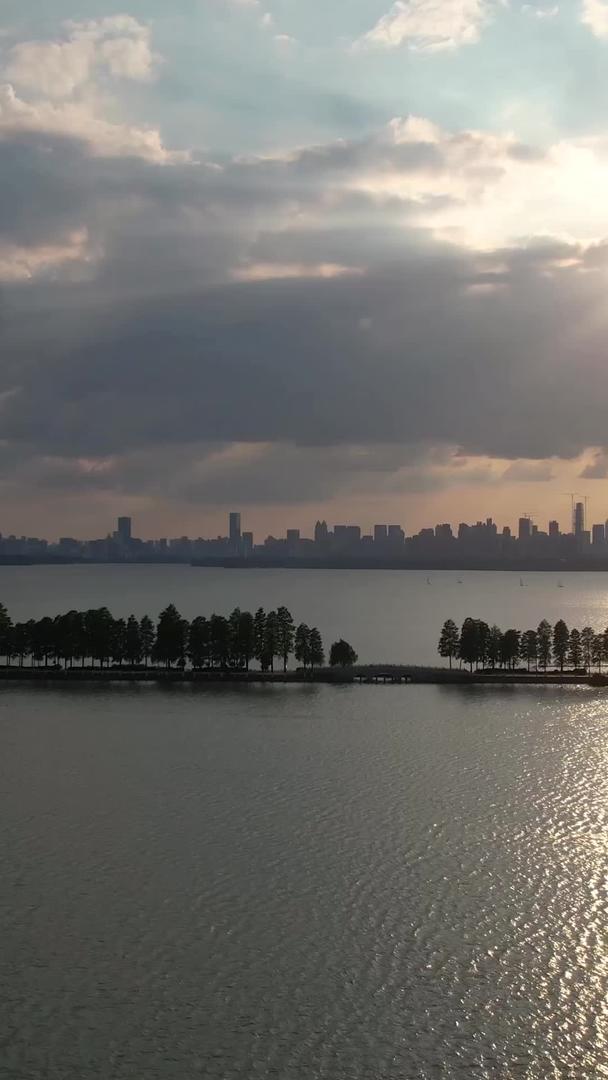 航拍湖北5A级旅游东湖景区夕阳落日天空绿道街景素材视频的预览图