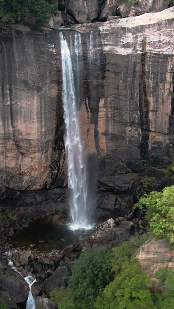 南阳白云山九龙峡谷景观区驼峰瀑布5A视频视频的预览图