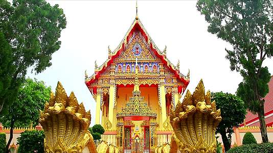 Chonburithailand七头长长的佛教寺庙墙上视频的预览图