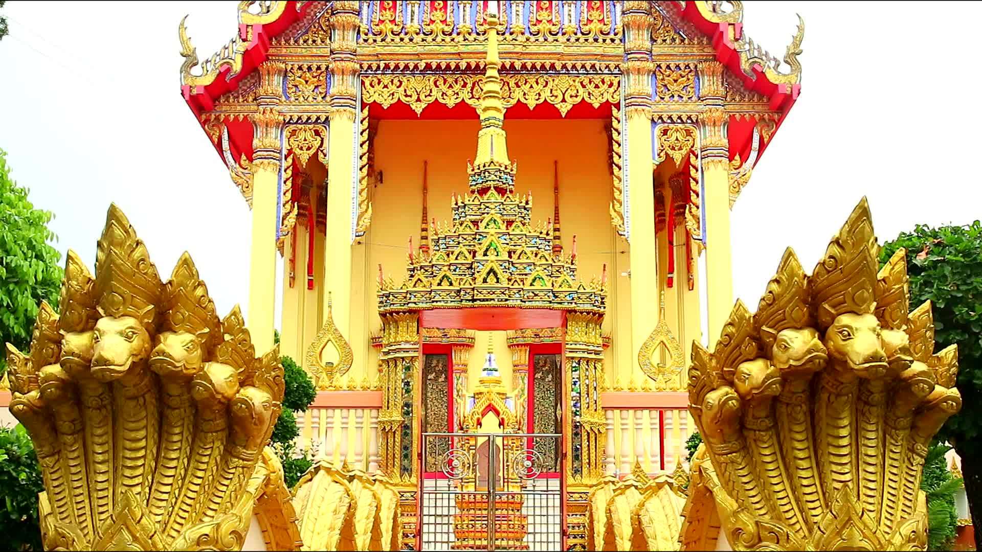 泰国春武里佛寺纳迦七头在墙上视频的预览图