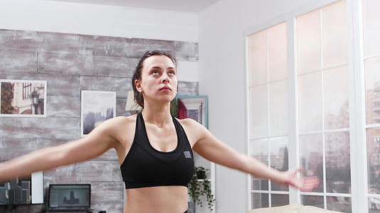 健康的女性在运动中呼吸视频的预览图