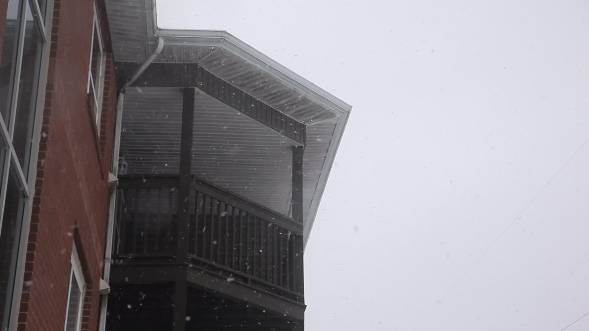 冬雪飞行公寓视频的预览图