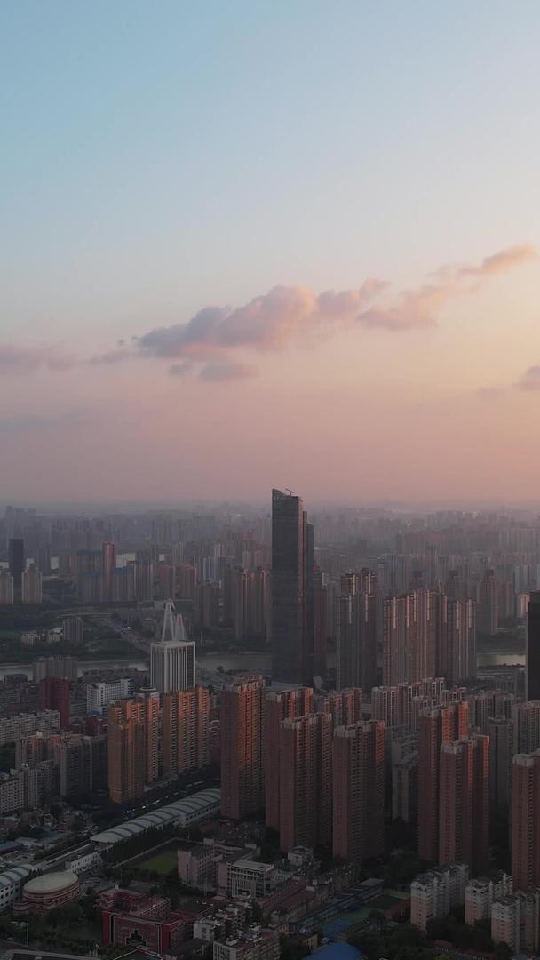 航拍城市夕阳夕阳天空地标天际线江景素材视频的预览图