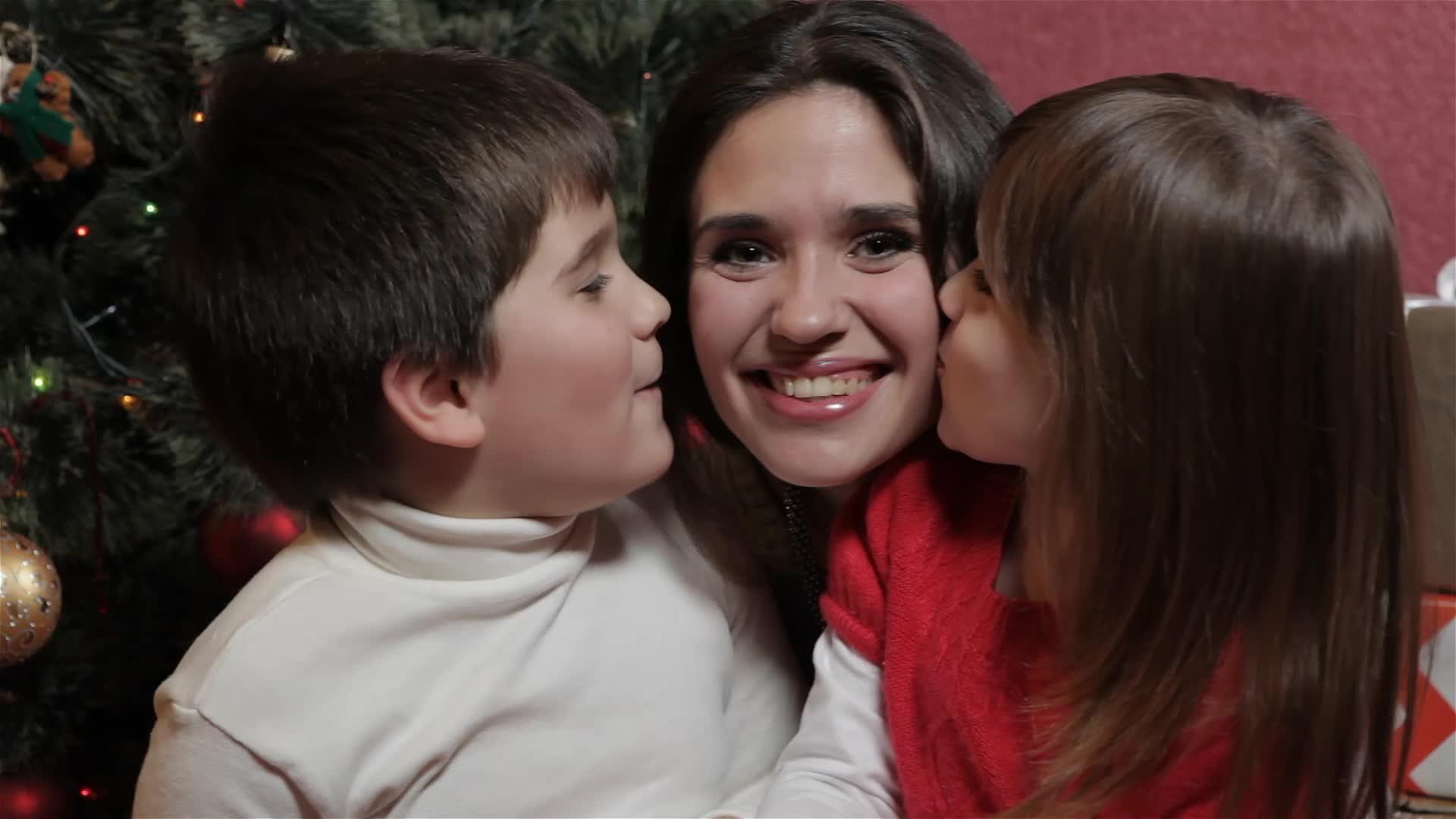亲吻孩子的母亲视频的预览图