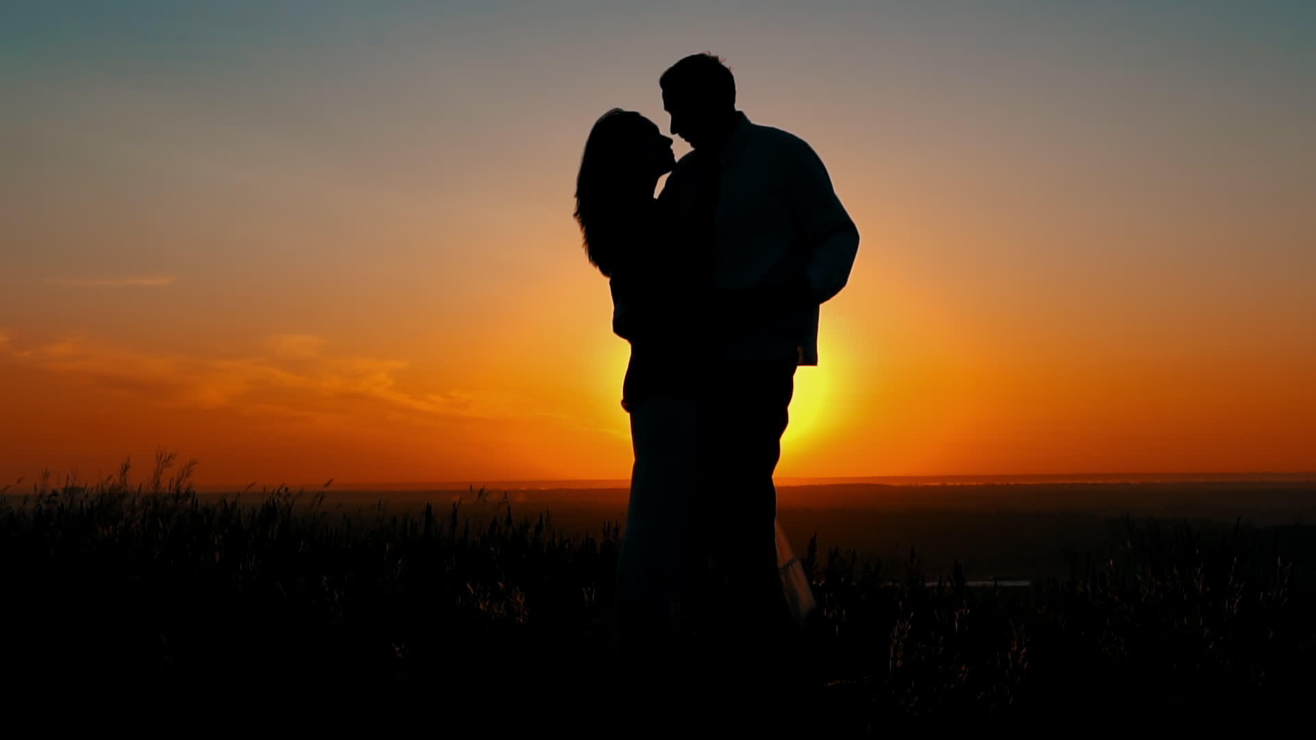 男女在夕阳下拥抱视频的预览图
