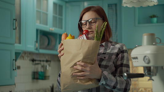 戴眼镜的年轻成年女性厌倦了蔬菜和水果的表情视频的预览图