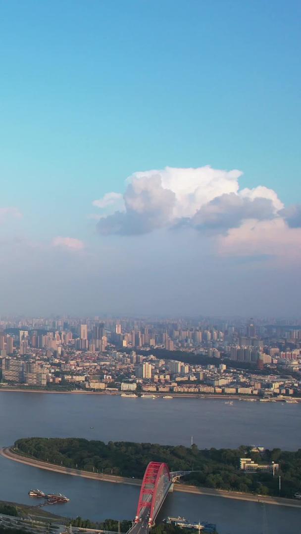 航拍城市天空蓝天白云自然风光江景地标天际线素材视频的预览图