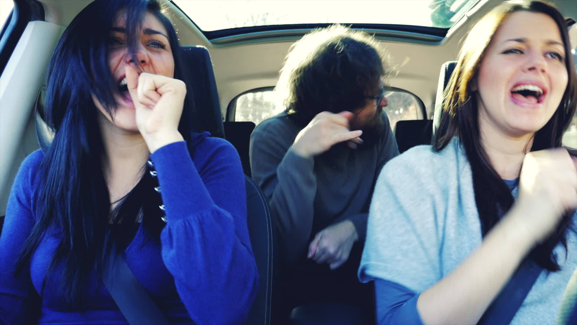 在度假驾驶车中快乐快乐的人视频的预览图